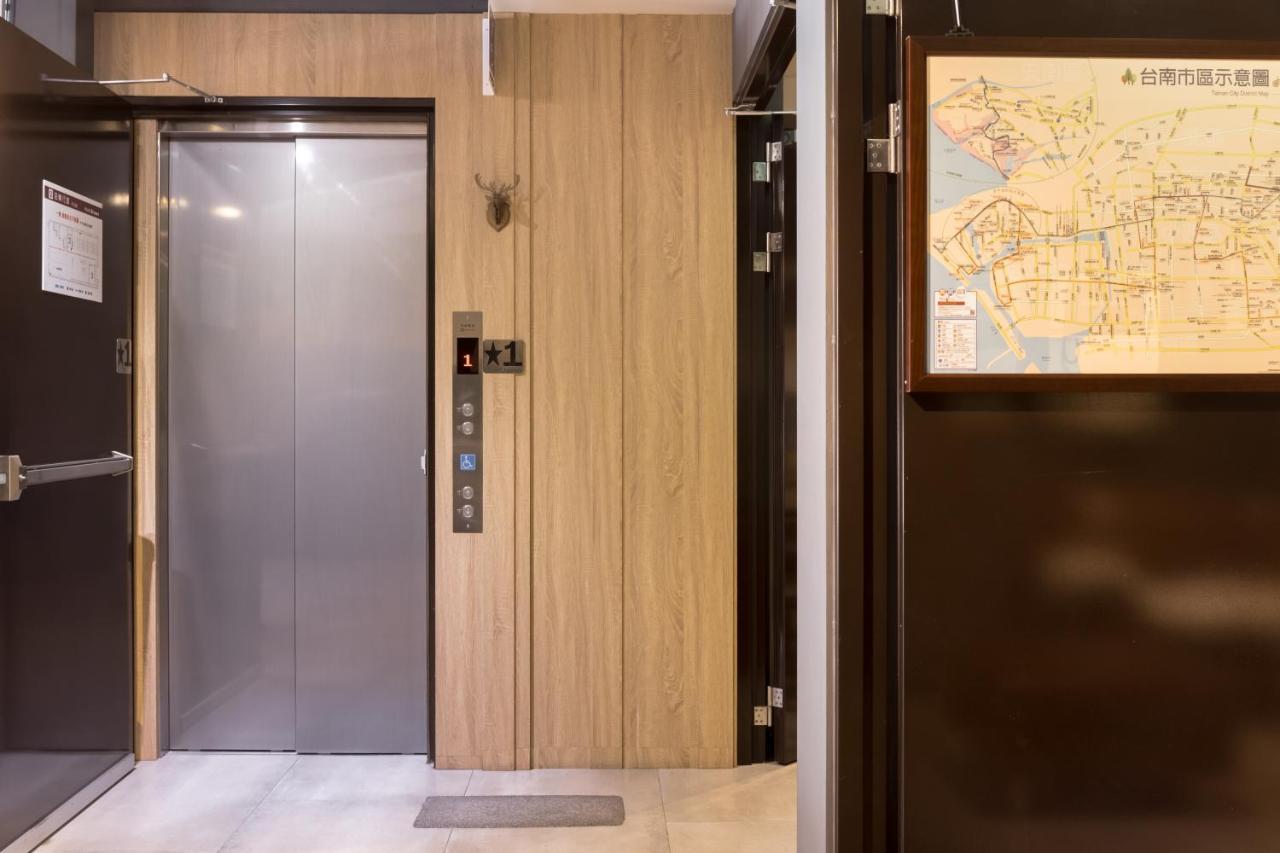 Hotel Brown - Zhongzheng Tainan Extérieur photo